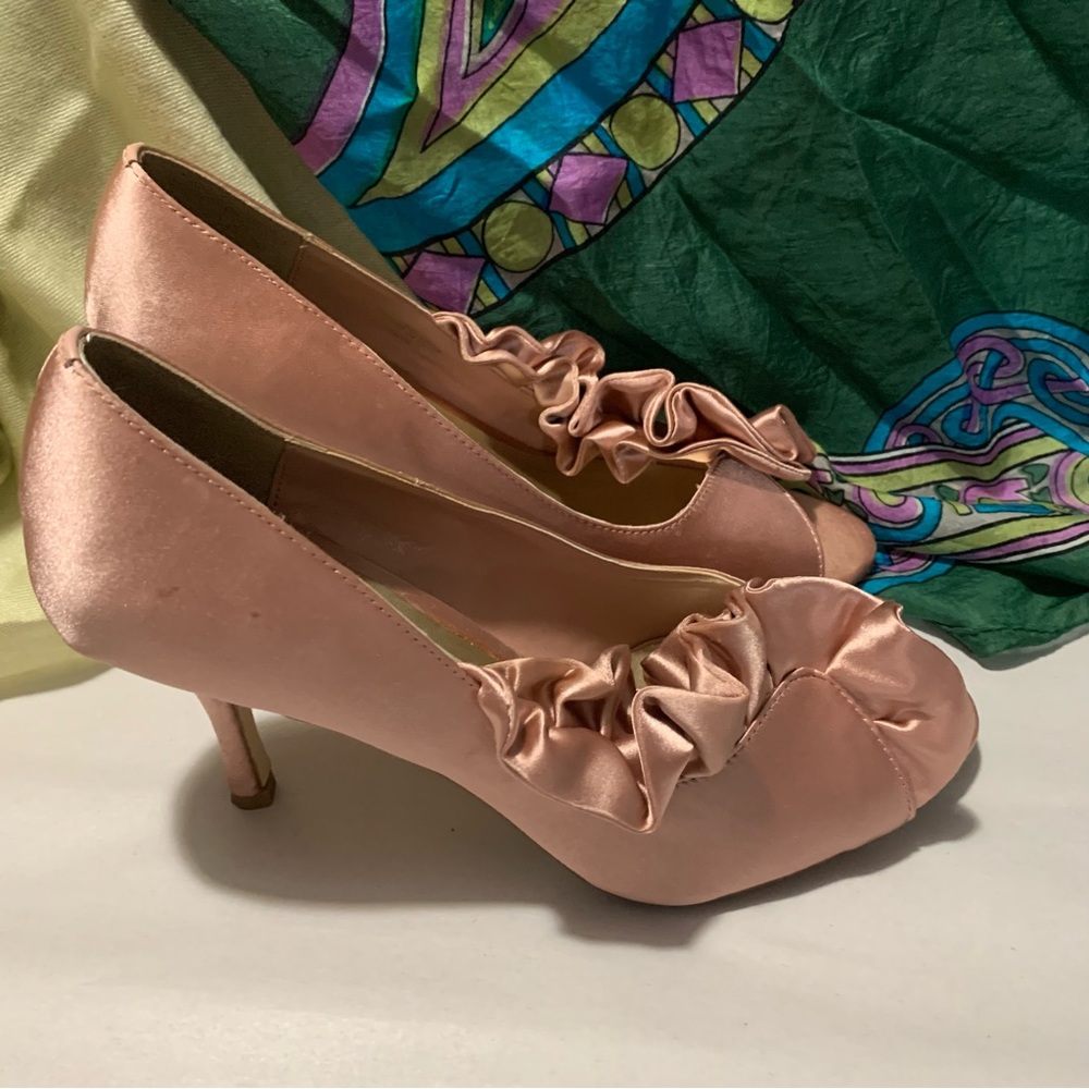 Satin Pink Nude 8.5 opentoed Pumps - Picture 13 of 16